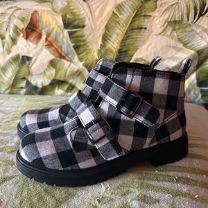 Black and White Casual Boots with Plaid Pattern and Velcro Closure